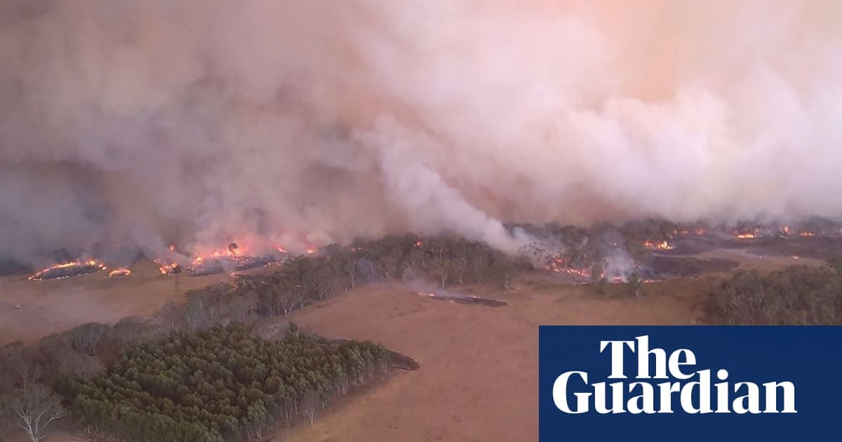 A luta contra o incêndio florestal em Victoria continua em Grampians enquanto os alertas de enchentes persistem em partes de Queensland | Vitória