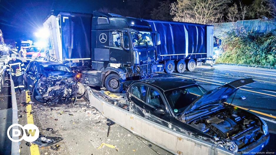 Caminhoneiro deixa rastro de destruição após passeio louco – DW – 01/12/2024