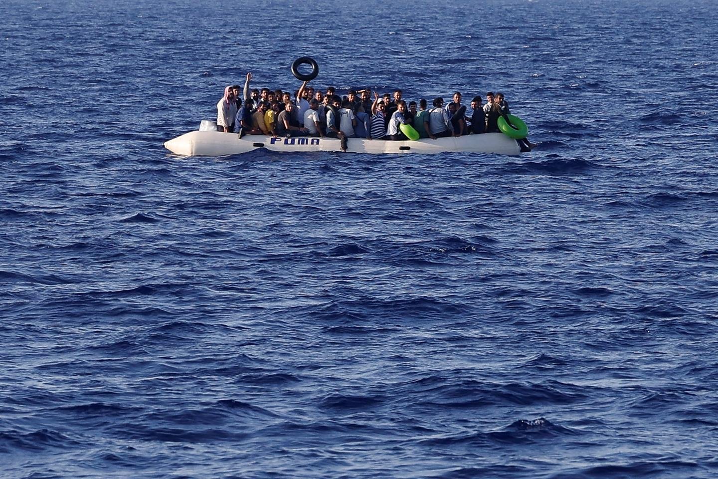 Cerca de quarenta migrantes desaparecidos na ilha de Lampedusa, uma criança sobreviveu ao naufrágio
