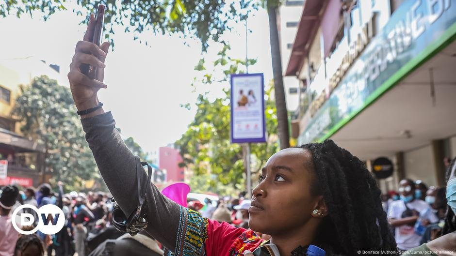 Como os jovens urbanos de África estão a mudar a cultura política – DW – 15/12/2024