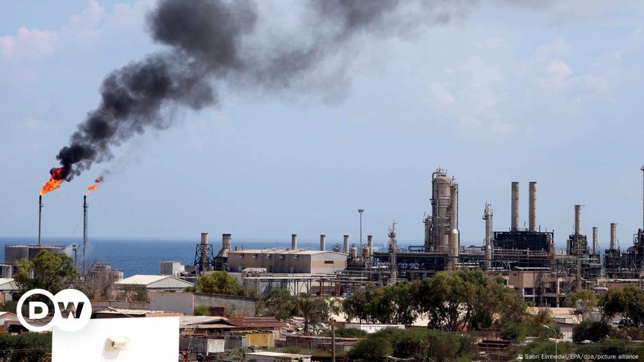 Conflitos armados fecham importante refinaria de petróleo enquanto incêndios eclodem – DW – 15/12/2024