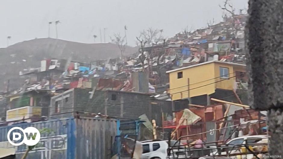 Forte ciclone atinge território ultramarino francês Mayotte – DW – 15/12/2024
