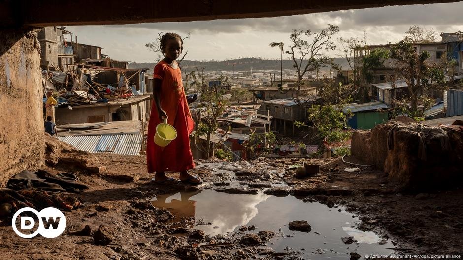 Macron promete reconstruir Mayotte após devastação do ciclone – DW – 19/12/2024