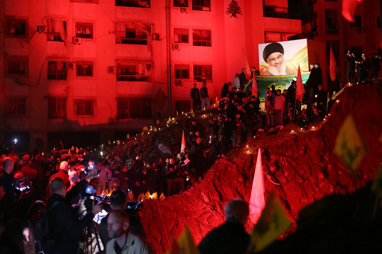 Milhares de pessoas choram o ex-líder do Hezbollah, Hassan Nasrallah, em Beirute | Hezbolá