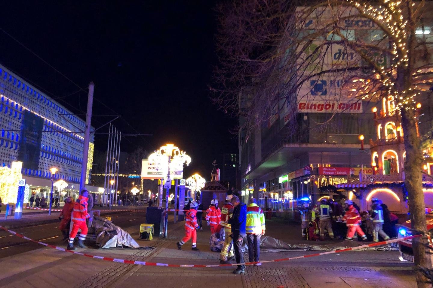 Na Alemanha, em Magdeburg, pelo menos dois mortos e cerca de sessenta feridos depois de um carro ter colidido com um mercado de Natal; autoridades regionais suspeitam de um “ataque”
