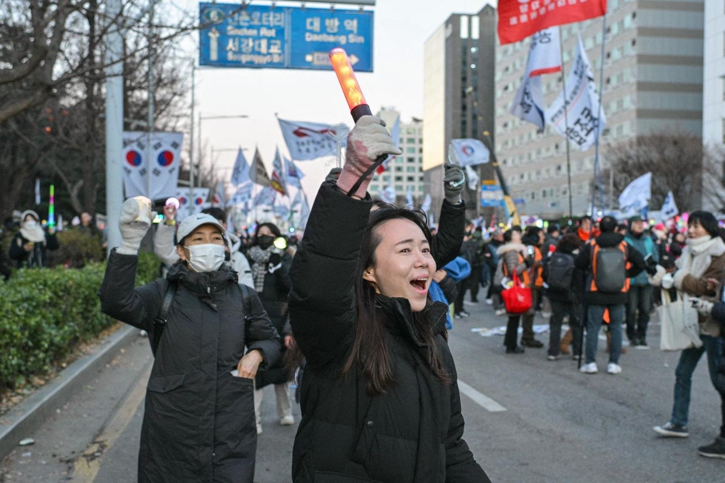 Na Coreia do Sul, jovens mulheres lideram a mobilização contra o presidente