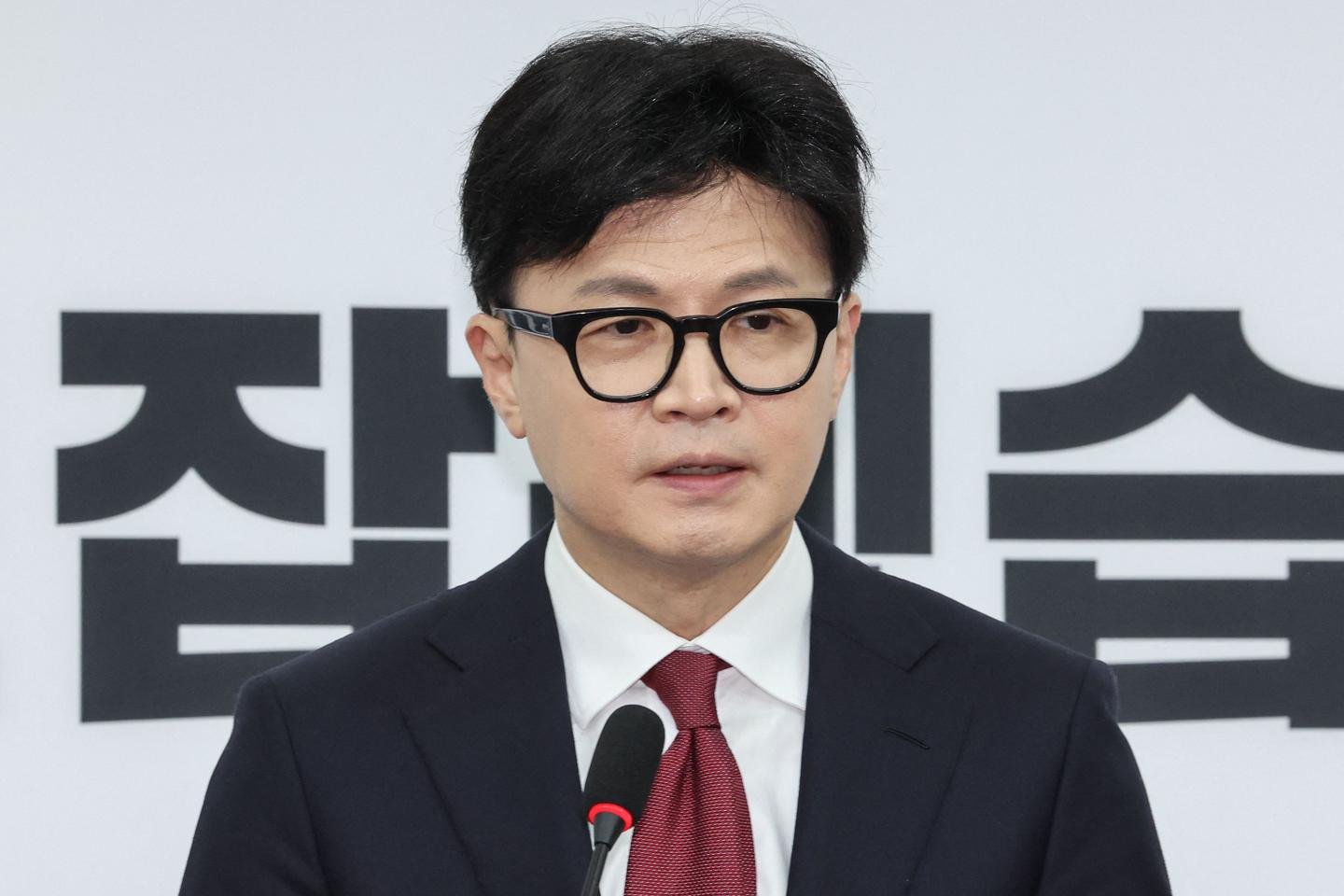 Na Coreia do Sul, o líder do partido no poder anuncia a sua demissão após a suspensão do presidente