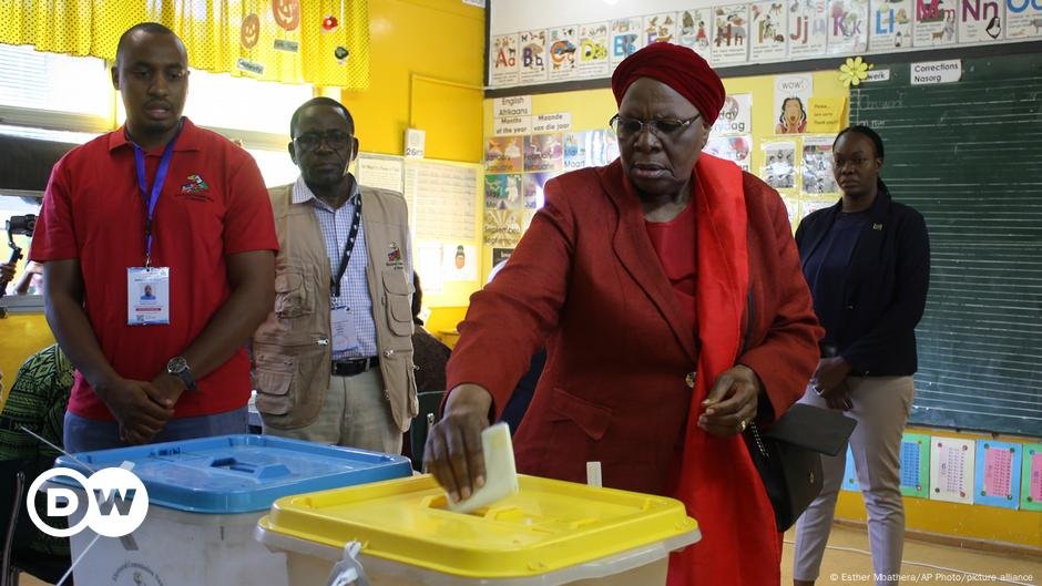 Namíbia elege Nandi-Ndaitwah como primeira mulher presidente – DW – 03/12/2024
