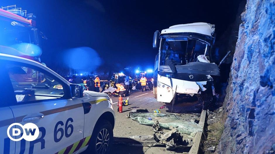 Ônibus bate perto de estação de esqui, matando 2 – DW – 01/12/2024
