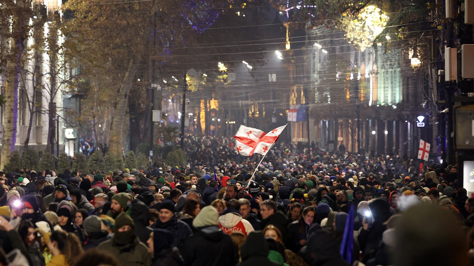 Os protestos noturnos na Geórgia continuam inabaláveis, mas têm uma rotina | Protestos