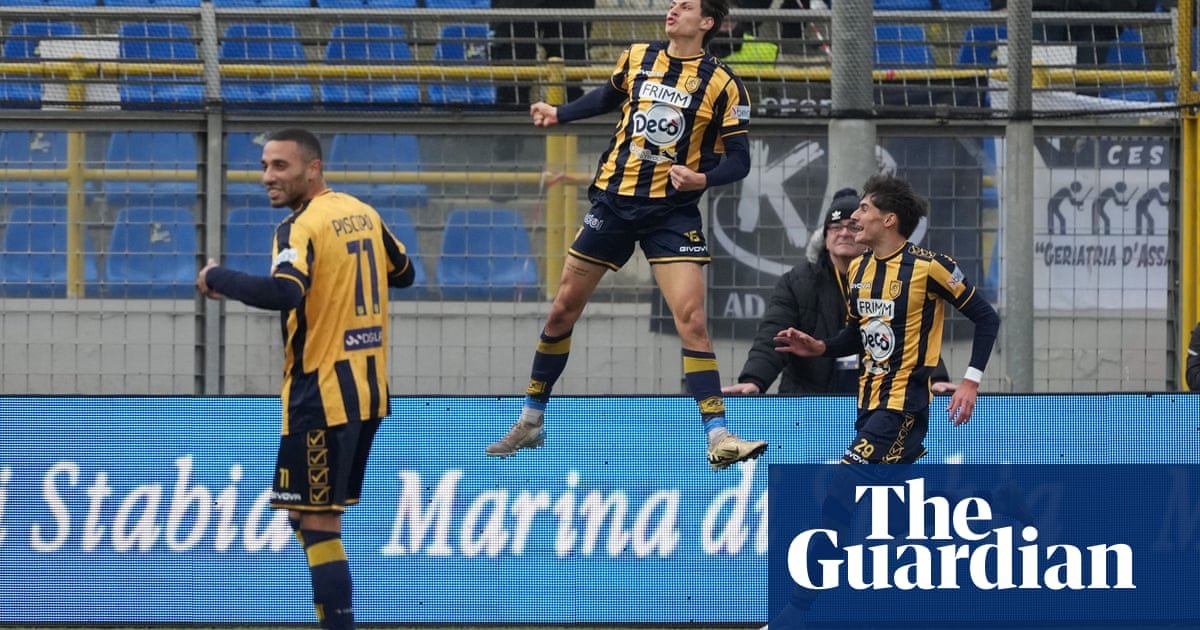 Torcedores do Juve Stabia aparecem para comemorar gol do bisneto de Mussolini com saudações fascistas | Futebol de clubes europeus