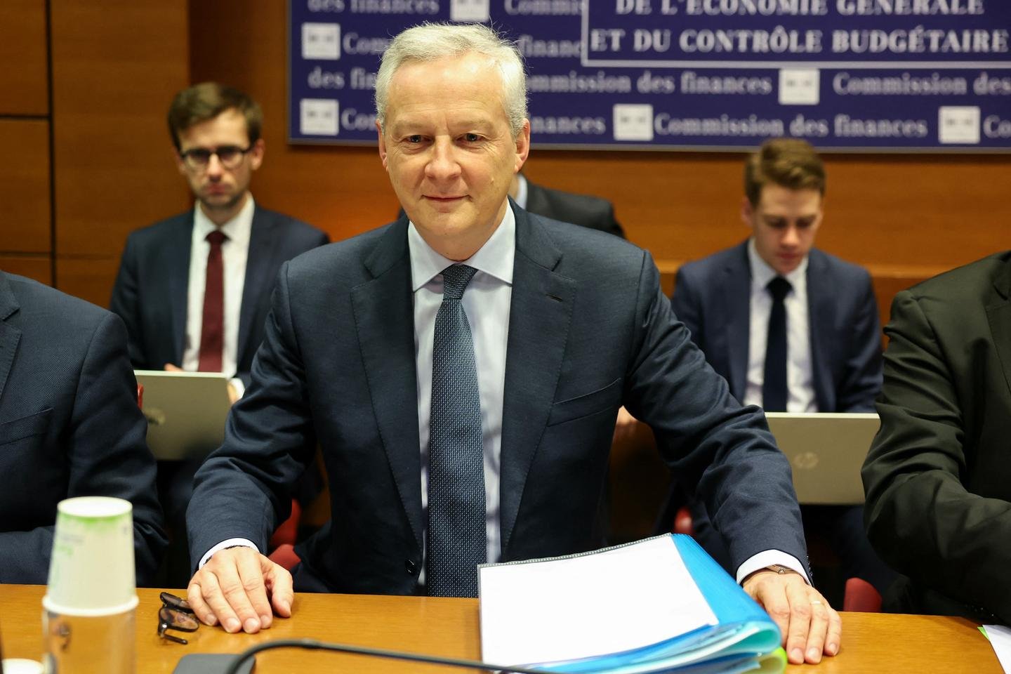 diante dos deputados, Bruno Le Maire levanta a voz