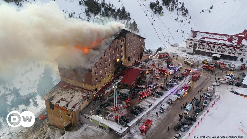 10 mortos em incêndio em hotel em estação de esqui – DW – 21/01/2025
