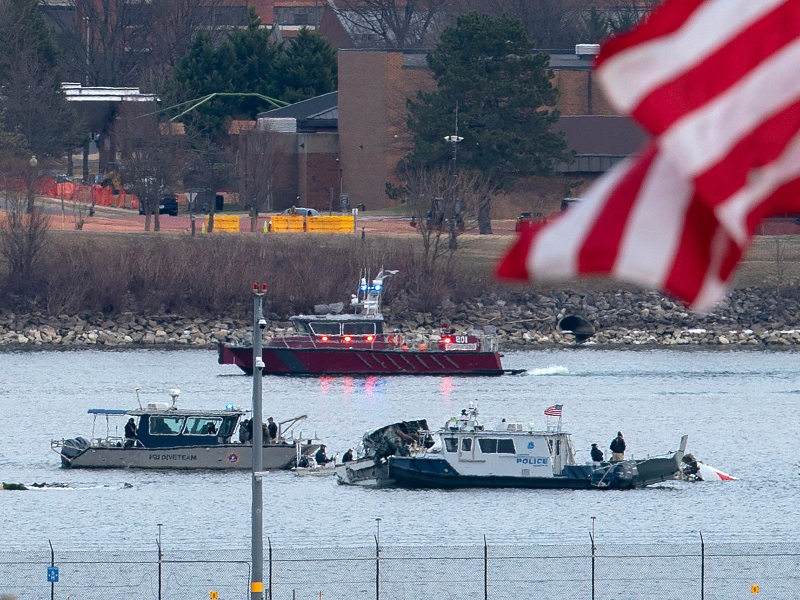 Caixas pretas recuperadas do avião em American Airlines American Crash perto de DC | Notícias econômicas
