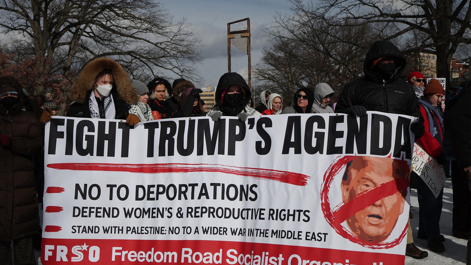 Dezenas protestam em Washington, DC durante a posse de Trump