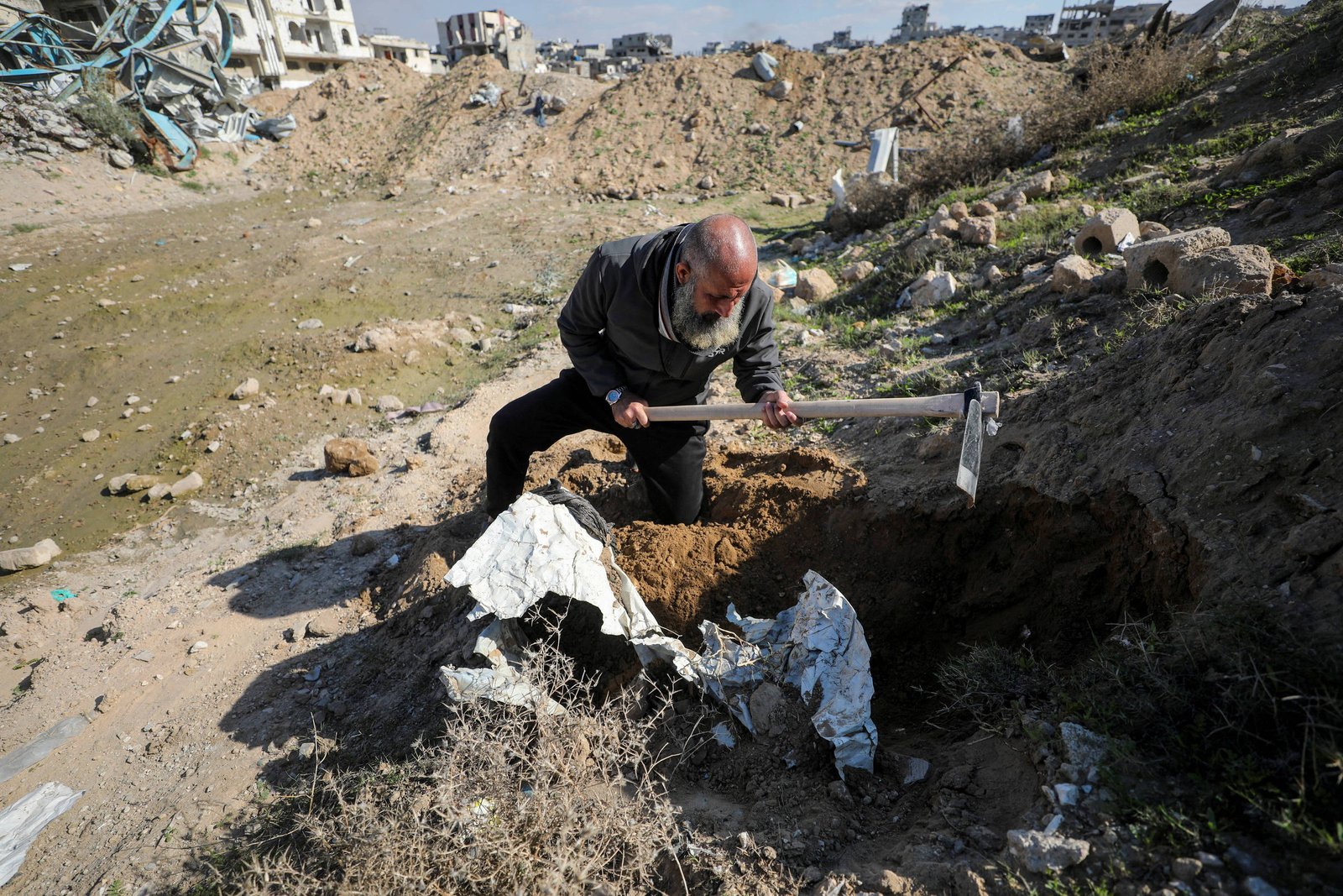 Gaza: Palestinos tentam enterrar parentes após cessar-fogo - 22/01/2025 - Mundo