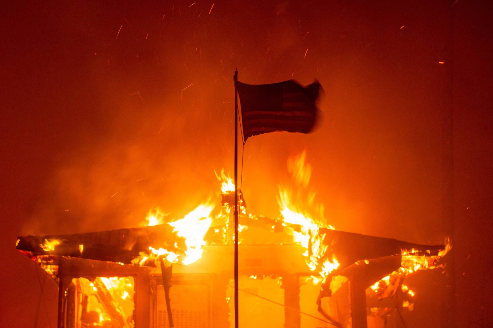 Incêndios deixam rastro de destruição de milhares de casas e estruturas em Los Angeles - 08/01/2025 - Mundo