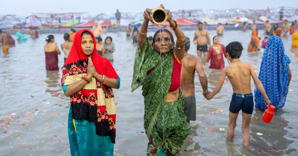 Milhares de hindus se banham em águas sagradas no festival Kumbh Mela na Índia | Notícias sobre religião
