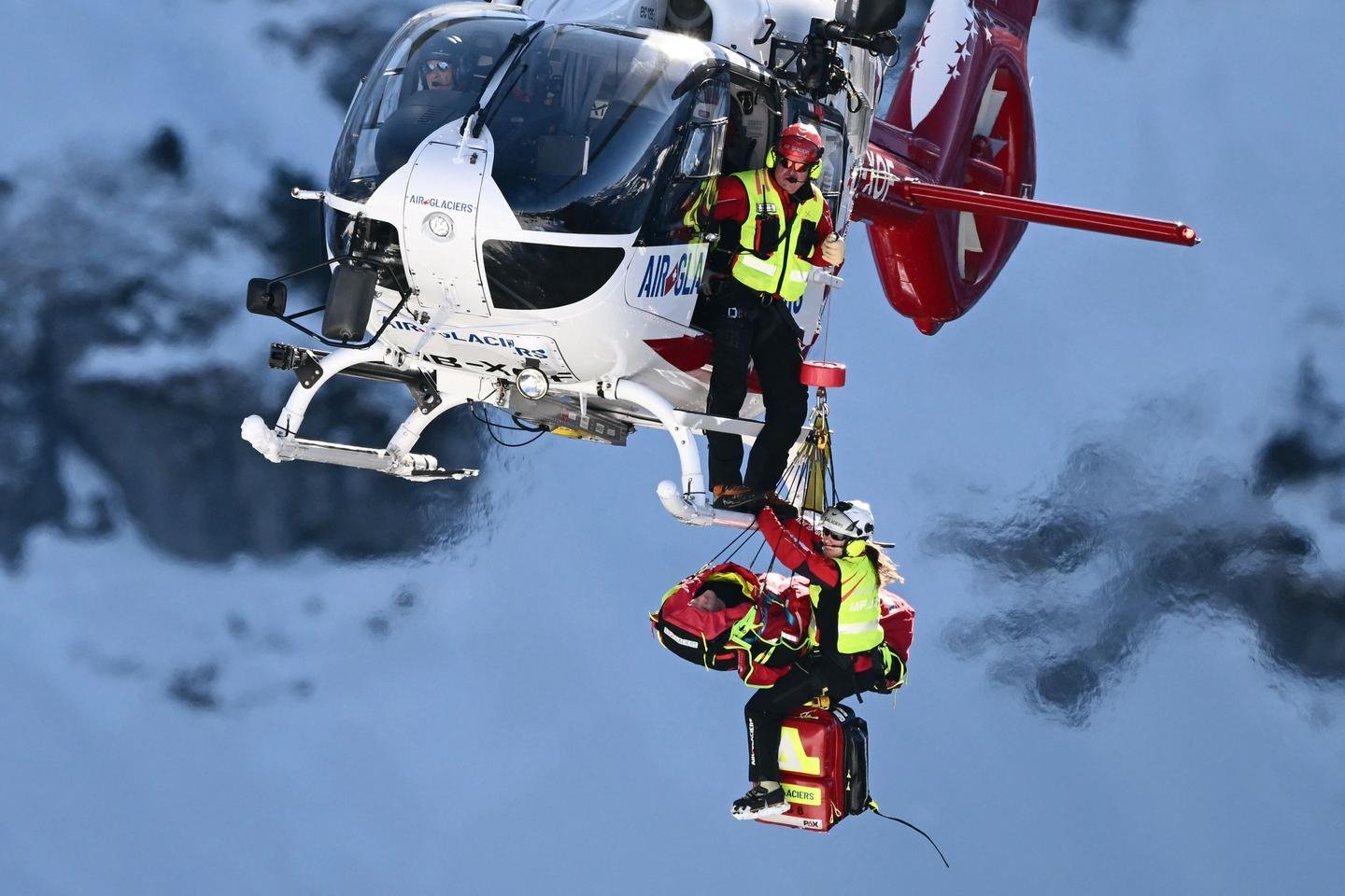 novo susto nas encostas, o francês Blaise Giezendanner foi transportado de avião após forte queda
