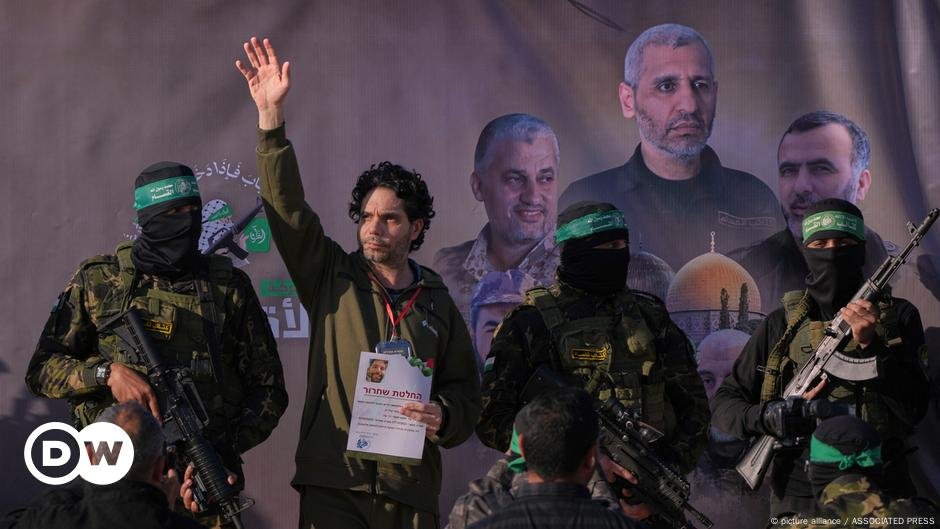 3 reféns israelenses lançados pelo Hamas - DW - 01/02/2025
