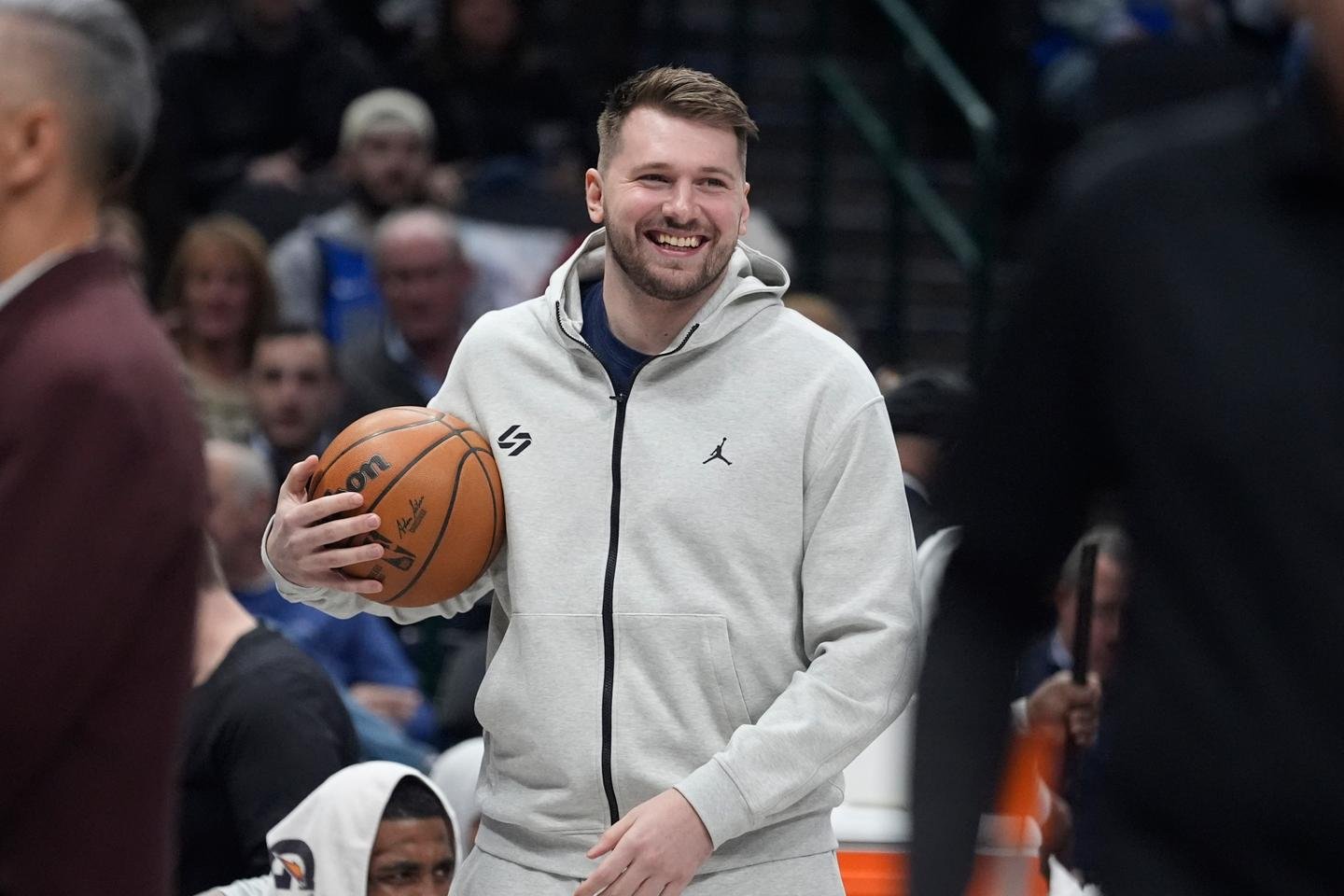 A estrela de Dallas, Luka Doncic, transferiu para o Lakers contra Anthony Davis, em uma troca surpresa
