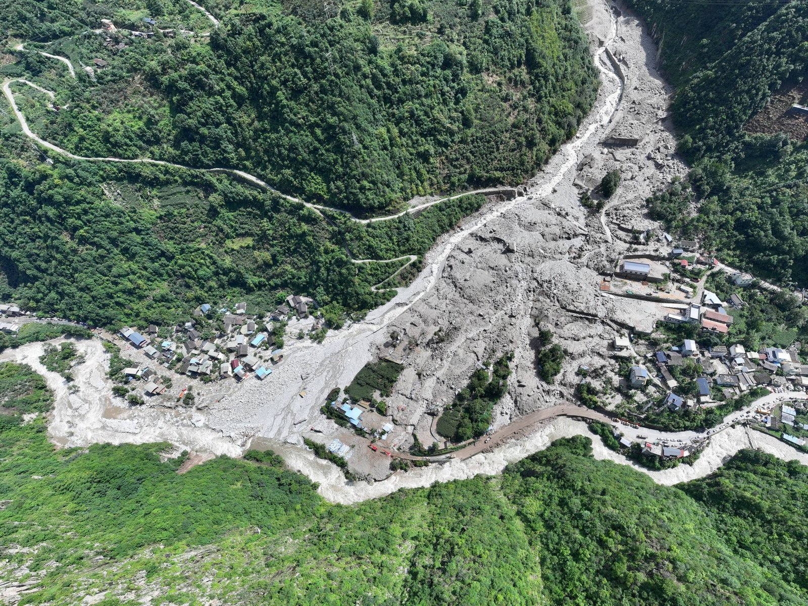 China caça para sobreviventes após deslizamento de terra na província de Sichuan | Notícias climáticas
