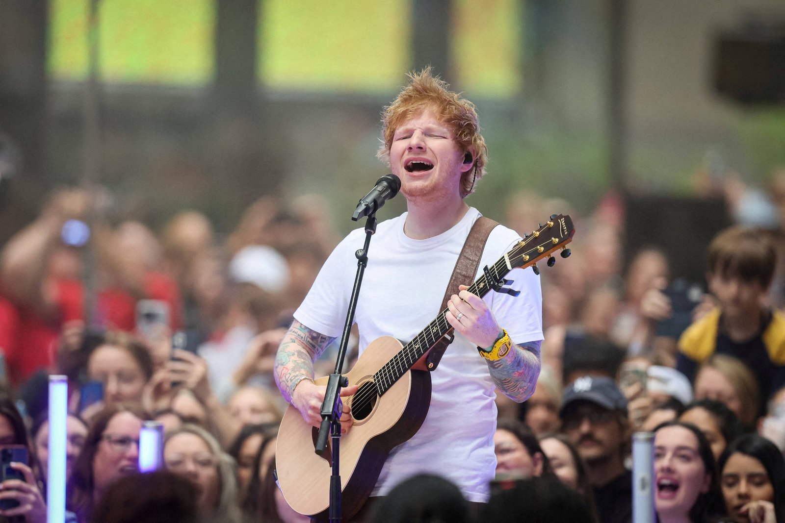 Ed Sheeran tem apresentação interrompida por policial - 09/02/2025 - Música