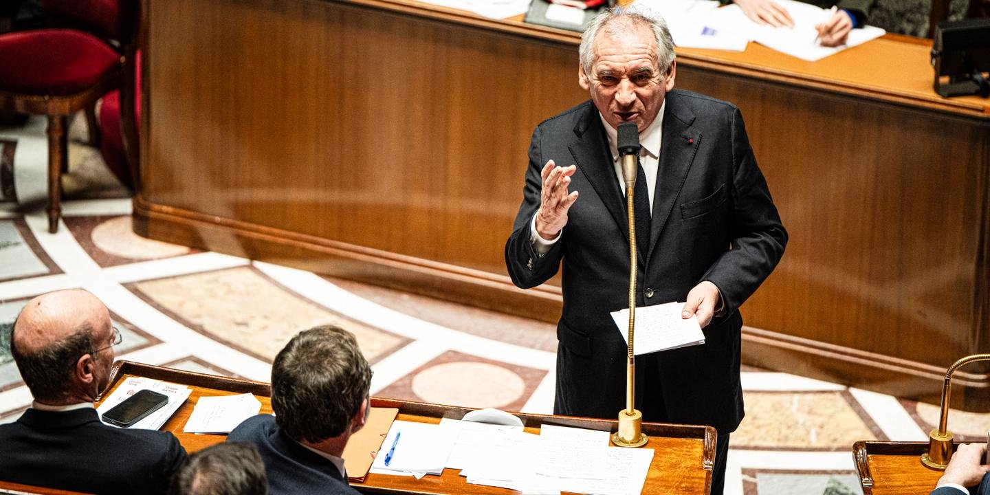 François Bayrou deve usar 49,3 esta tarde