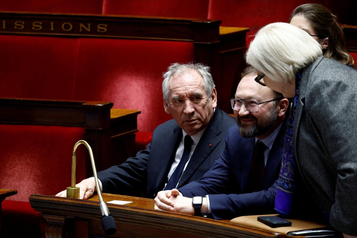 François Bayrou escapa de dois movimentos de censura e tem o orçamento do estado adotado na Assembléia Nacional