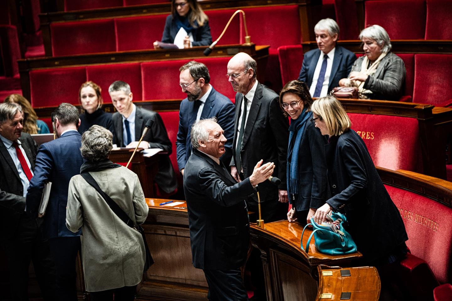 François Bayrou passa pelo estágio orçamentário, mas se estabelece em um equilíbrio parlamentar frágil
