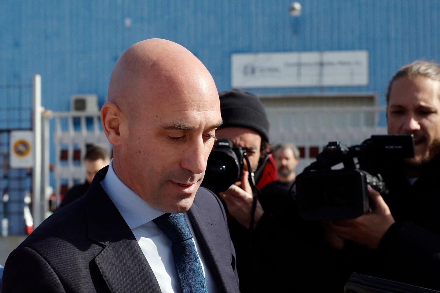 Luis Rubiales condenado a uma multa de 10.800 euros pelo beijo forçado no jogador Jenni Hermoso