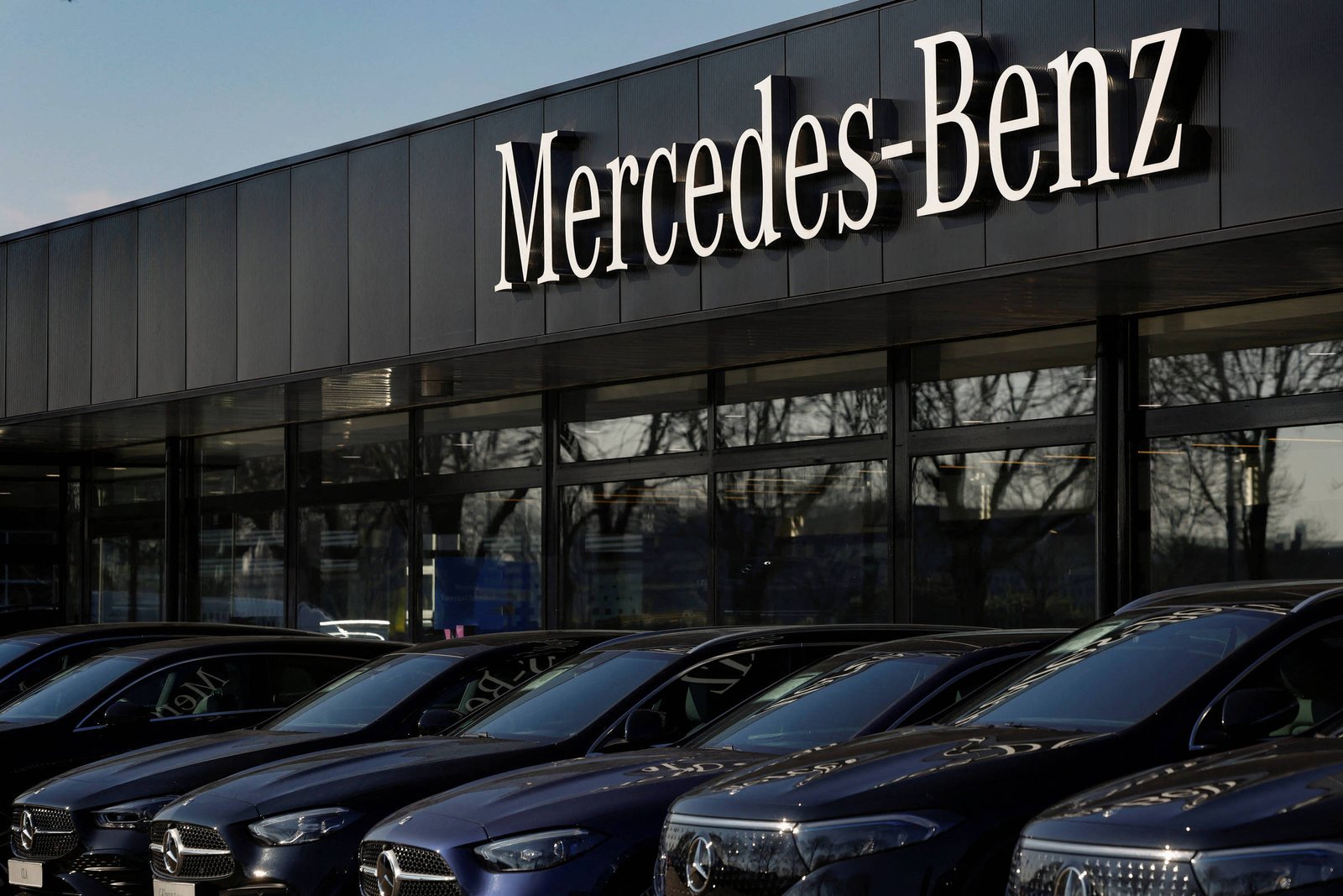 Mercedes-Benz corta custos e aposta em carros a combustão - 20/02/2025 - Mercado