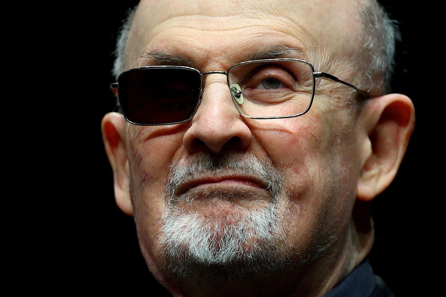 O agressor de Salman Rushdie em 2022 considerado culpado de tentativa de assassinato