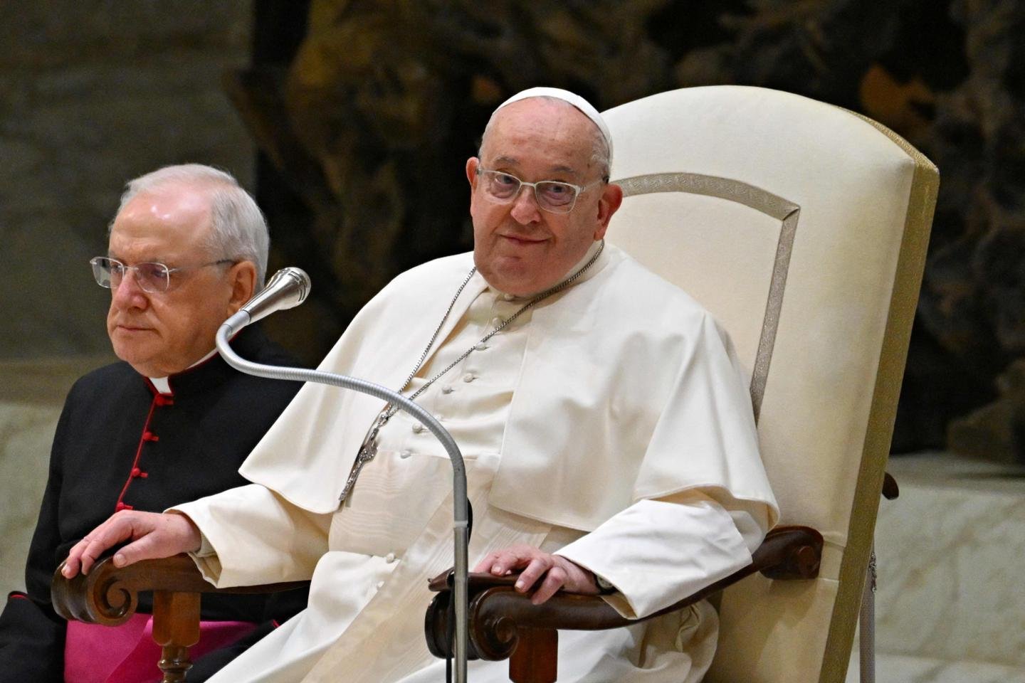 O estado de saúde do papa, hospitalizado por pneumonia, mostra "uma ligeira melhora"
