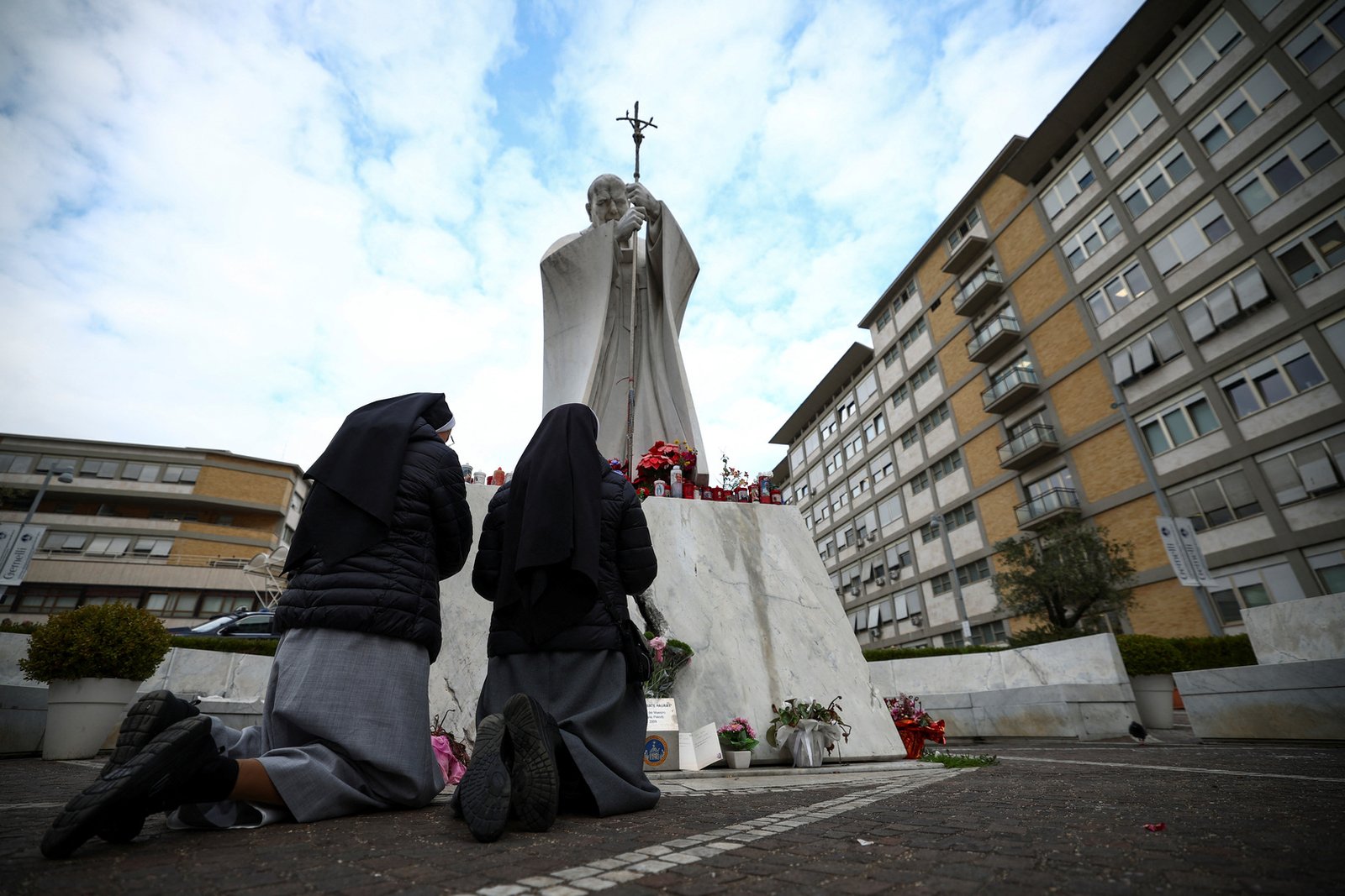 Os apoiadores de Pope se reúnem fora do hospital sobre preocupações com a saúde