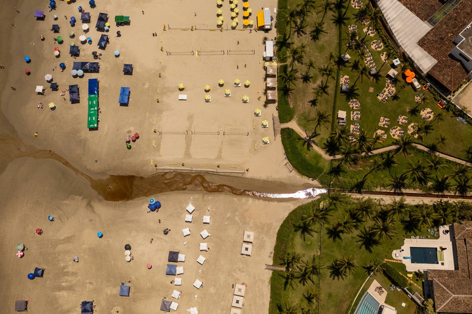 Praia da Riviera fica imprópria pra banho em Bertioga (SP) - 13/02/2025 - Cotidiano