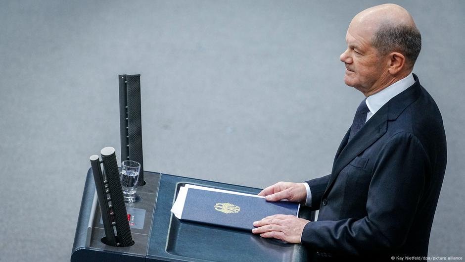 Scholz, Merz promete não trabalhar com a extrema direita - DW - 11/11/2025