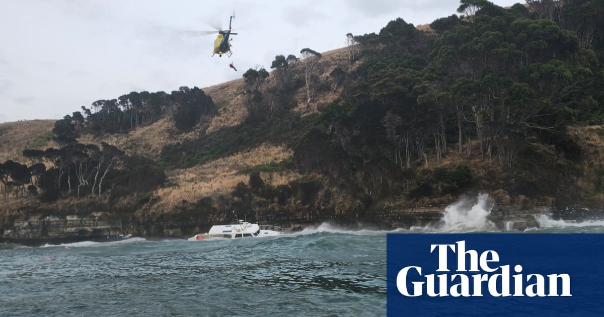 Tripulação em barco que atingiu pedras na costa da Tasmânia resgatada pelo policial da natação | Tasmânia