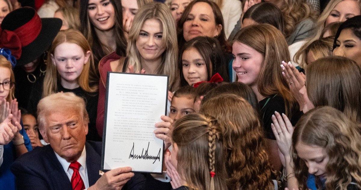 Trump assina a ordem de impedir mulheres e meninas trans de esportes femininos | Notícias LGBTQ