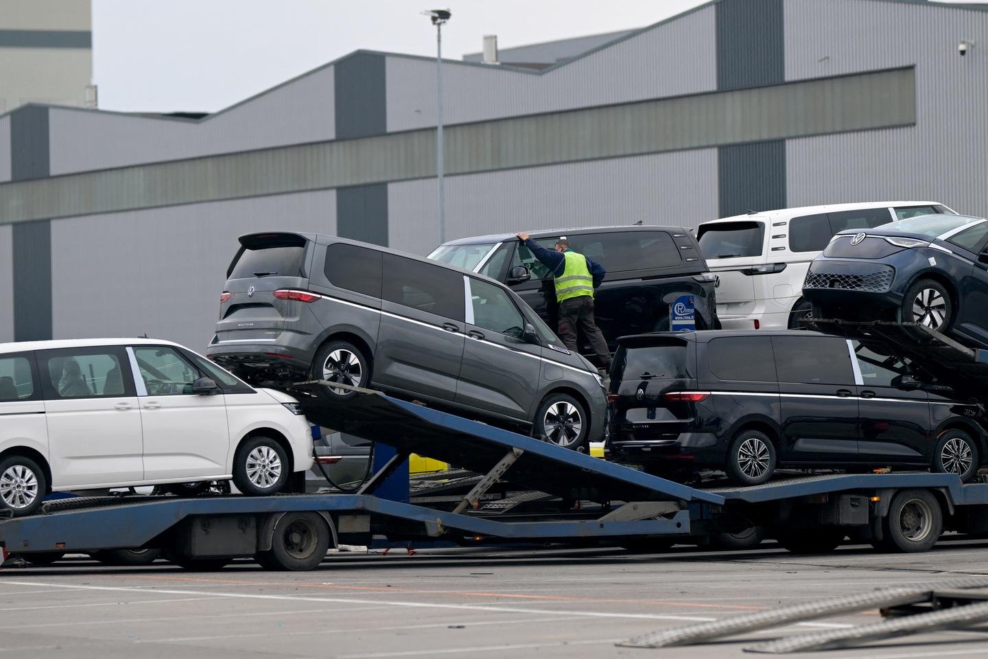 Bruxelas satisfaz os fabricantes de carros suavizando as regras sobre as emissões de co₂