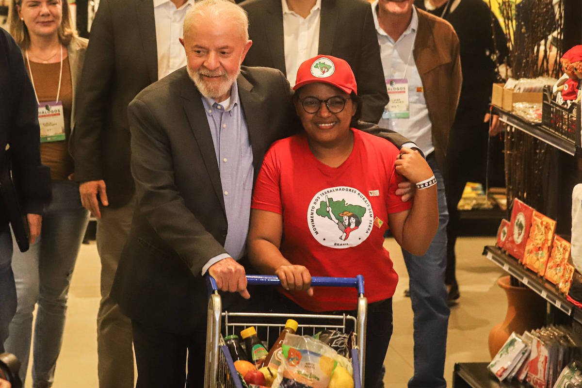 Lula faz 1ª visita a MST após relação de acenos e ataques - 07/03/2025 - Poder