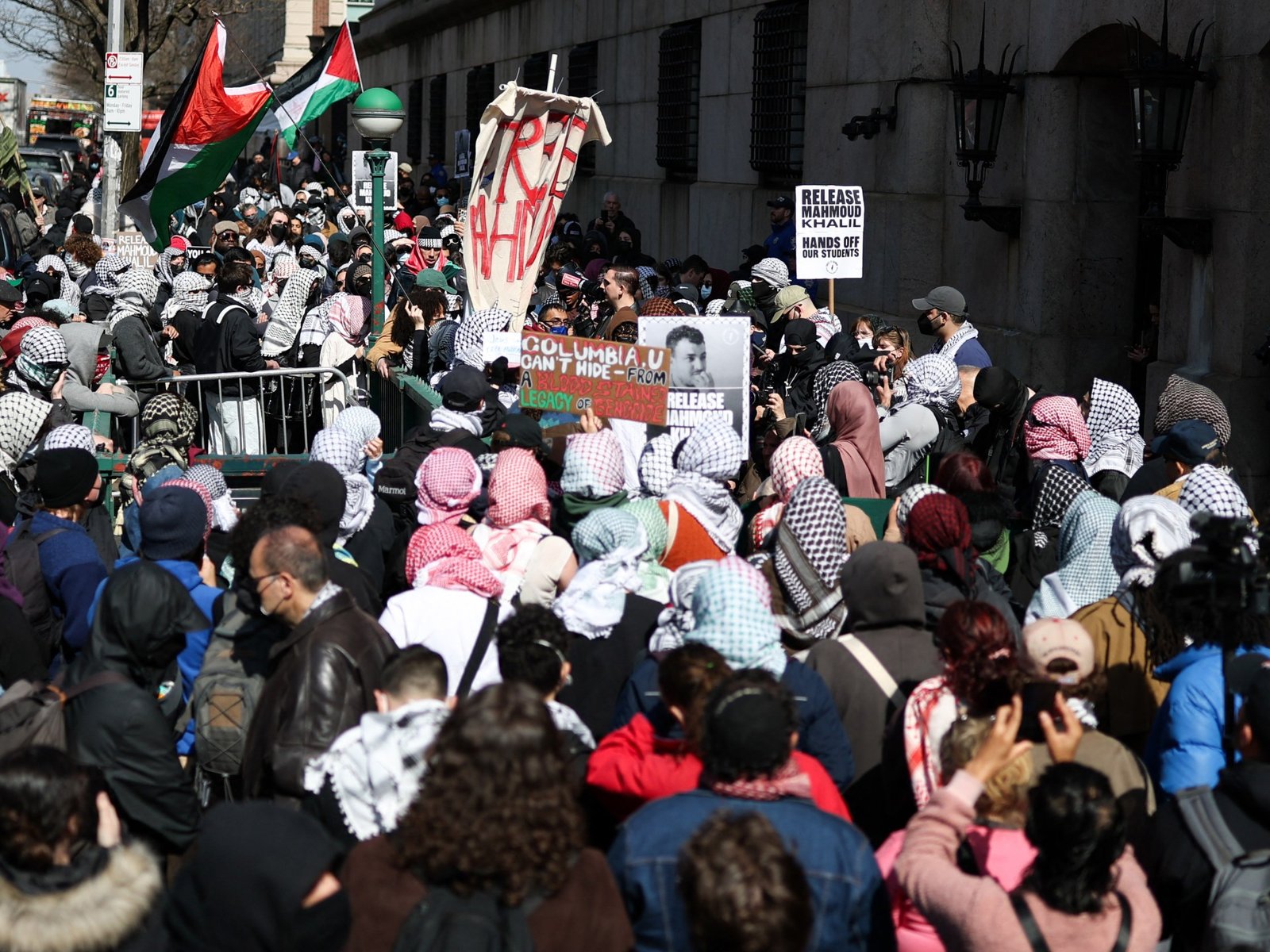 Os agentes federais invadiram os dormitórios da Columbia, quando a universidade expulsa estudantes | Conflito Israel-Palestino