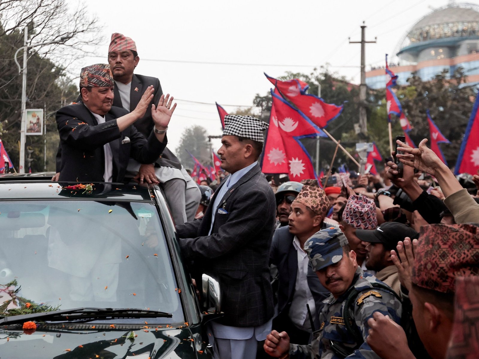 Os pró-monarquistas recebem o rei deposto do Nepal, o rei Gyanendra em Katmandu | Notícias das eleições