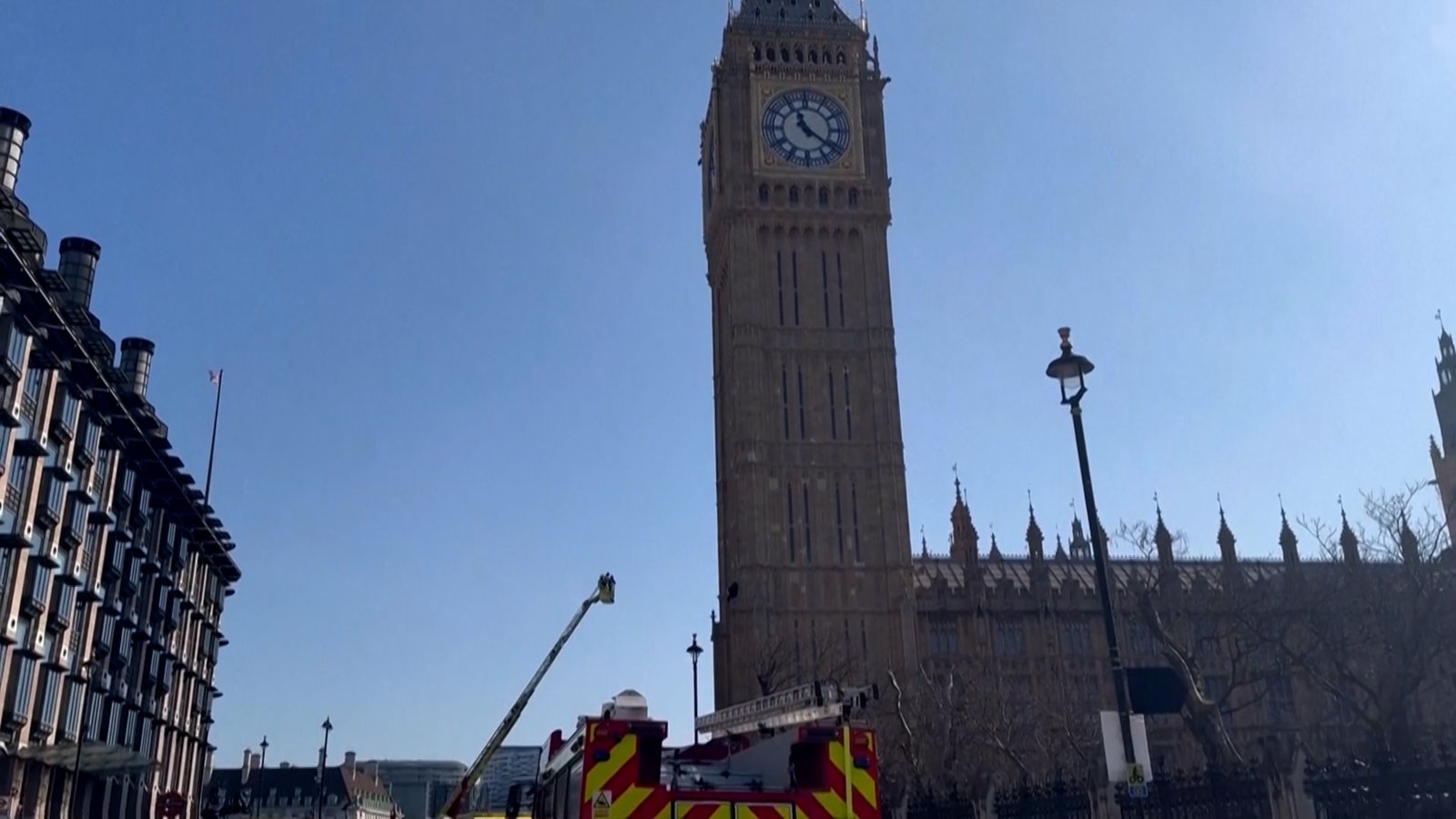 Vídeo: Protester escala o Big Ben de Londres com bandeira palestina